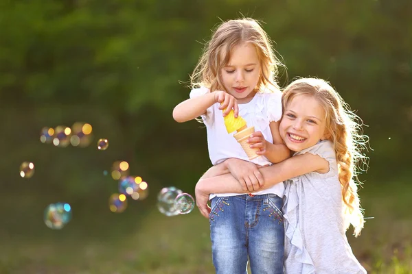 Portrait de deux filles dans les bois copines — Photo