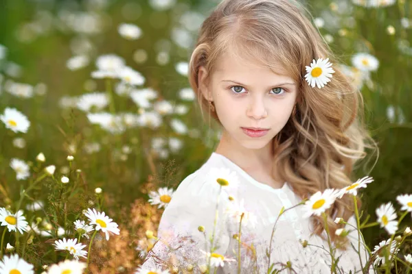 Портрет красивой маленькой девочки с ромашкой — стоковое фото