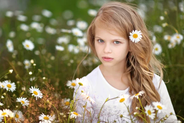 Retrato de uma linda menina com camomila — Fotografia de Stock