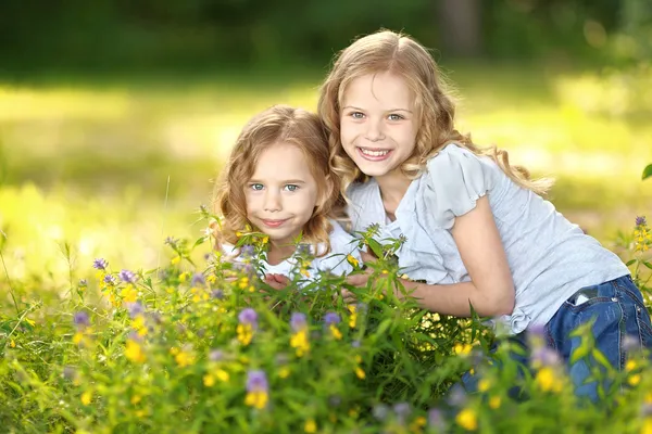 Portrait de deux filles dans les bois copines — Photo