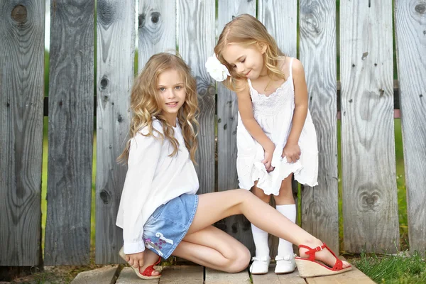 Portrait de deux filles dans les bois copines — Photo