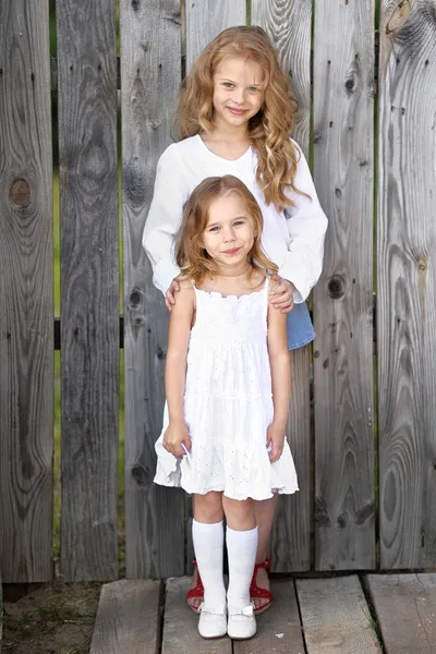 Portrait de deux filles dans les bois copines — Photo