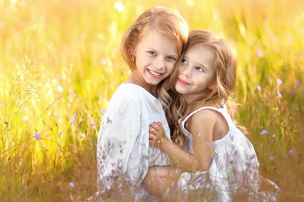 Retrato de duas meninas na floresta namoradas — Fotografia de Stock