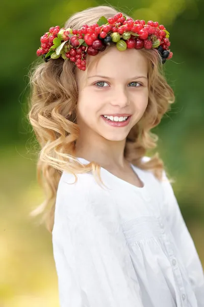 Porträt eines schönen kleinen Mädchens mit Beeren — Stockfoto