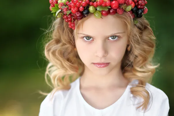 Retrato de una hermosa niña con bayas — Foto de Stock