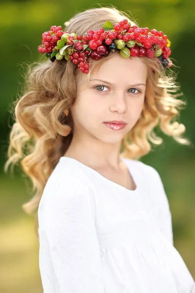 Retrato de una hermosa niña con bayas —  Fotos de Stock