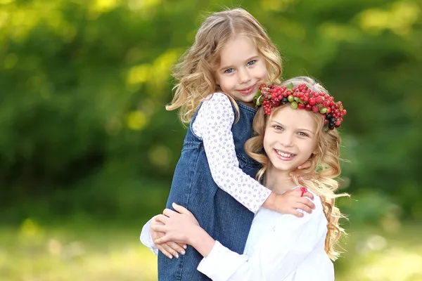 Retrato de dos hermanitas con bayas — Foto de Stock