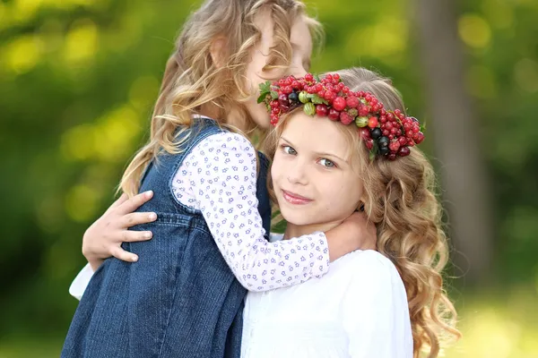 Retrato de dos hermanitas con bayas — Foto de Stock