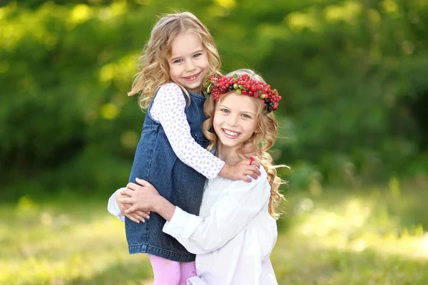 Portrait of two little sisters with berries — Stock Photo, Image