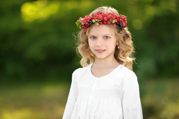 Retrato de una hermosa niña con bayas —  Fotos de Stock