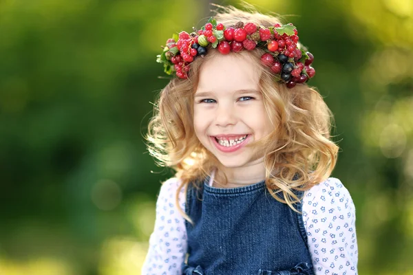 Portret śliczną dziewczynkę z jagód — Zdjęcie stockowe