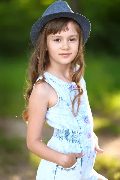 Portret van klein meisje buiten in de zomer — Stockfoto