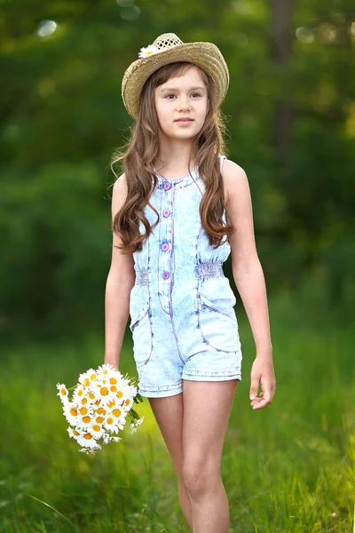 Portrait de petite fille en plein air en été — Photo