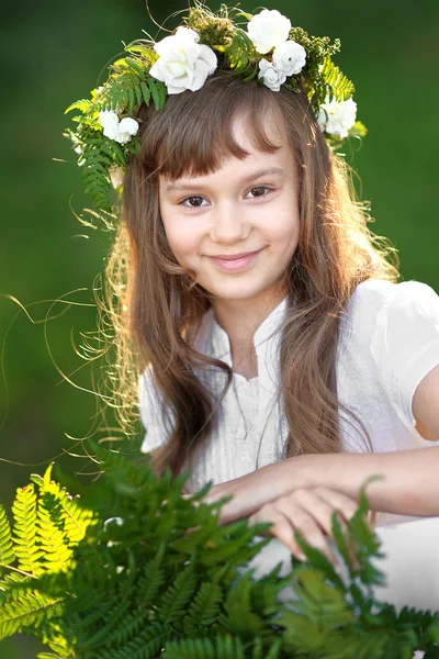 Портрет маленькой девочки на открытом воздухе летом — стоковое фото
