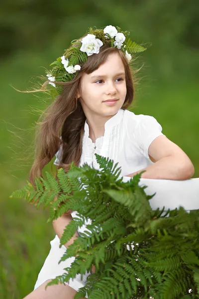 Ritratto di bambina all'aperto in estate — Foto Stock