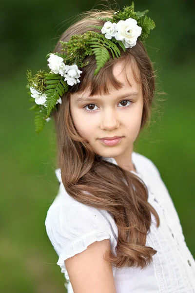 Porträtt av liten flicka utomhus på sommaren — Stockfoto