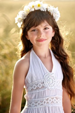 güzel, küçük bir kız bir alanda portresi