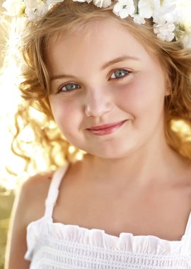 güzel, küçük bir kız bir alanda portresi