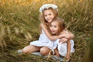 çiçekli iki genç kız portresi