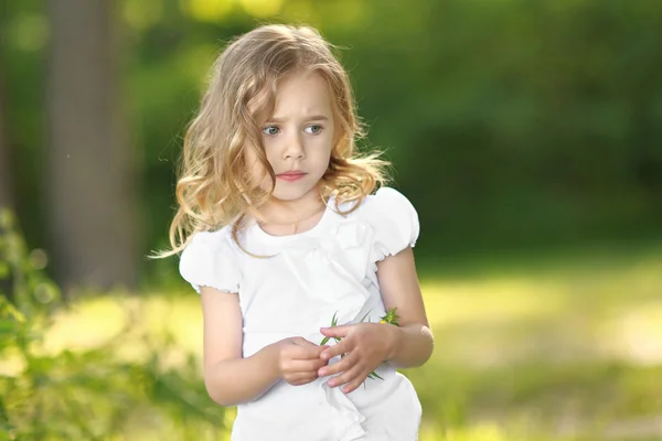 Portrait d'une belle petite fille de mode — Photo