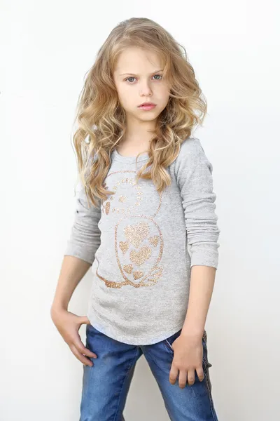 Porträt einer schönen Mode kleines Mädchen — Stockfoto