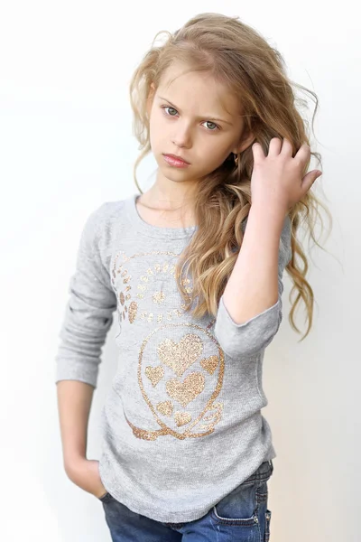 Ritratto di una bella bambina di moda — Foto Stock