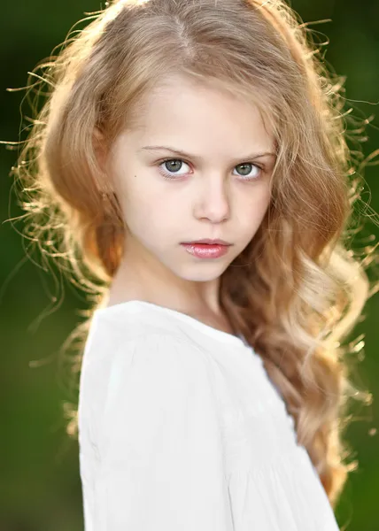 Retrato de una hermosa niña de moda — Foto de Stock