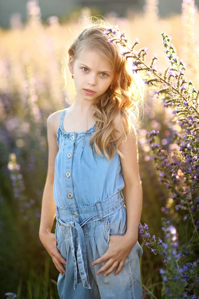 Πορτρέτο του μια όμορφη μόδας κοριτσάκι — Φωτογραφία Αρχείου