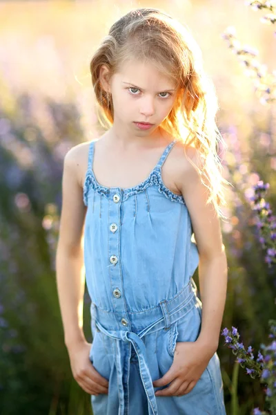 Portrét krásné módní holčička — Stock fotografie
