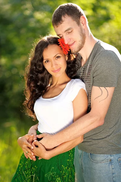 Retrato de una hermosa pareja enamorada —  Fotos de Stock