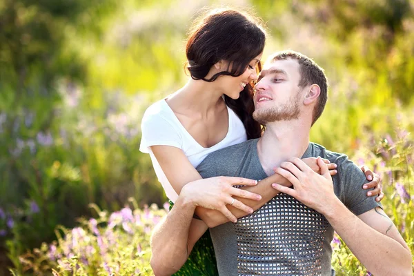 Retrato de una hermosa pareja enamorada — Foto de Stock