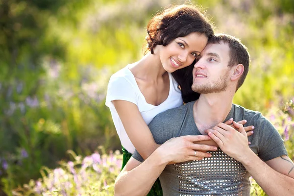 Retrato de una hermosa pareja enamorada —  Fotos de Stock