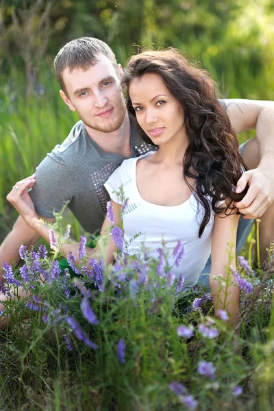 Retrato de una hermosa pareja enamorada —  Fotos de Stock