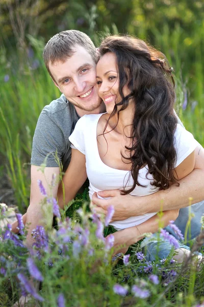 Porträt eines schönen verliebten Paares — Stockfoto