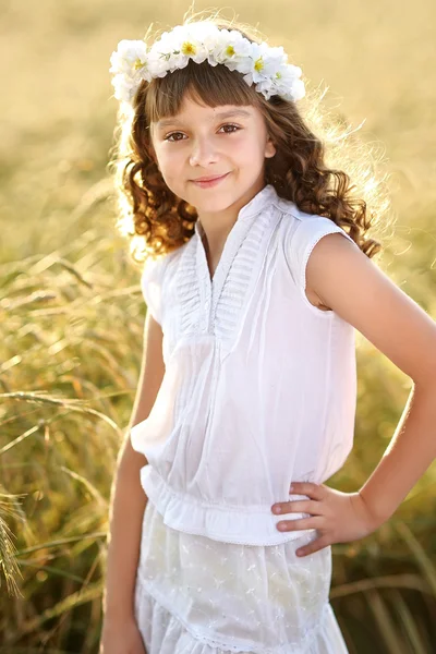 Portrait d'une belle petite fille dans un champ — Photo