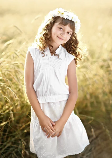 Portrett av en vakker liten pike på et jorde – stockfoto