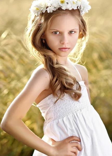 Portrait of a beautiful little girl in a field — Stock Photo, Image