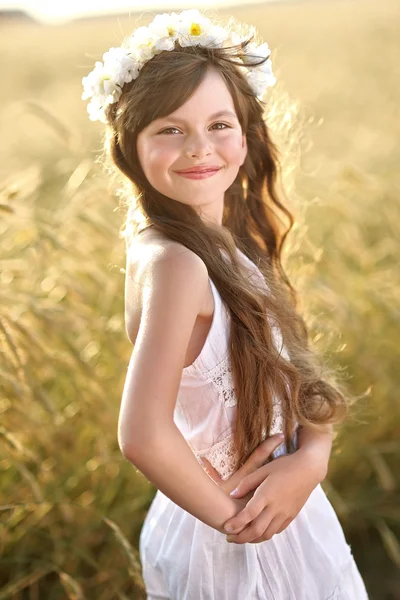 Portret van een mooi klein meisje in een veld — Stockfoto