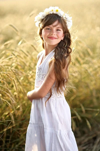 Portrait of a beautiful little girl in a field — Stock Photo, Image