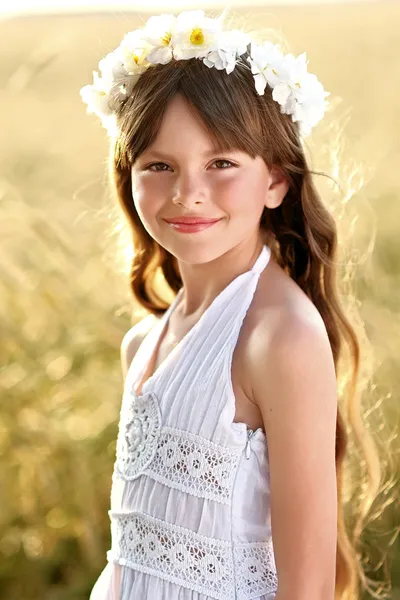 Πορτρέτο του ένα όμορφο μικρό κορίτσι σε ένα πεδίο — Φωτογραφία Αρχείου