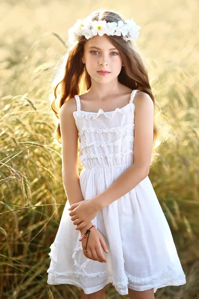 Portrait of a beautiful little girl in a field — Stock Photo, Image