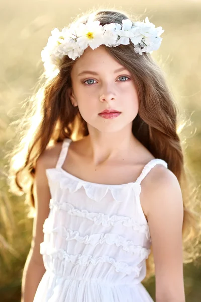 Portrait of a beautiful little girl in a field — Stock Photo, Image