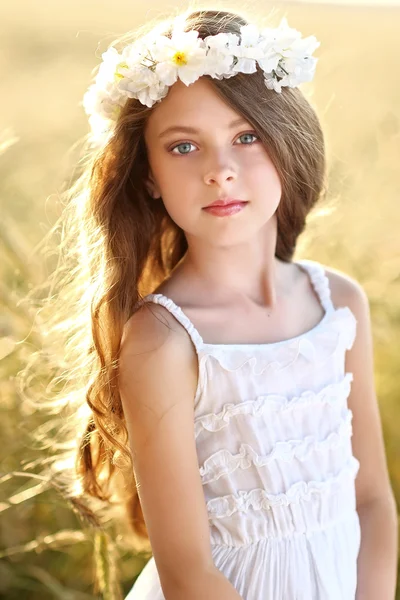 Portrait of a beautiful little girl in a field — Stock Photo, Image