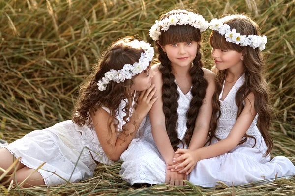 Portret van drie jonge meisjes met een krans — Stockfoto