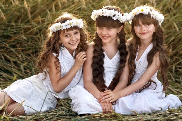 Çelenk ile üç genç kız portresi — Stok fotoğraf