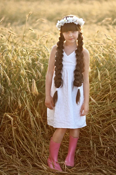 Πορτρέτο του ένα όμορφο μικρό κορίτσι σε ένα πεδίο — Φωτογραφία Αρχείου
