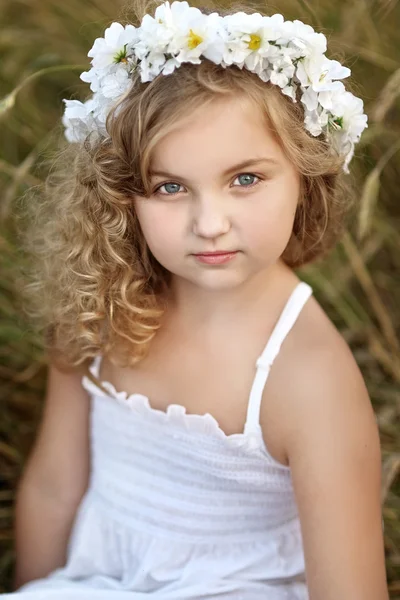 Portrait d'une belle petite fille dans un champ — Photo