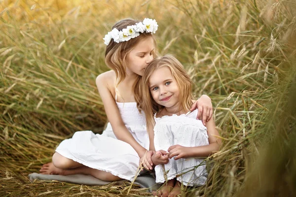花を持つ二人の若いガールの肖像画 — ストック写真