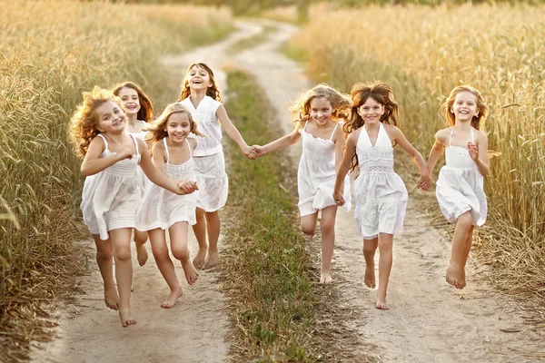 Portret van kleine meisjes lopen op het veld — Stockfoto