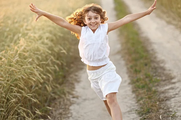 Retrato de uma linda menina em um campo — Fotografia de Stock